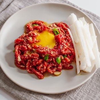 Korean style beef tartare 'sogogi yukhoe'